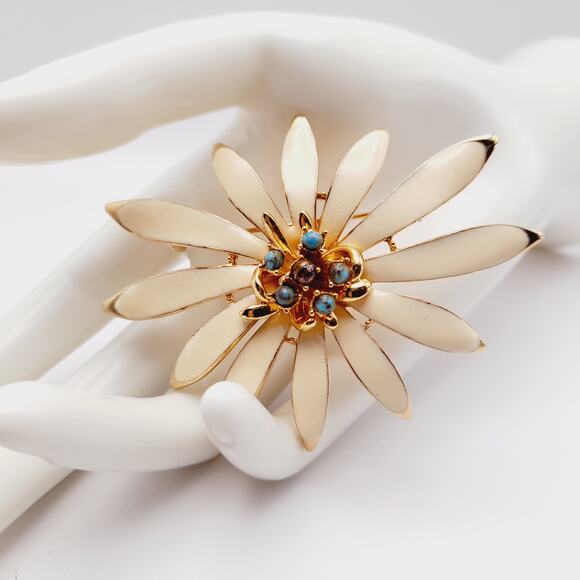 Vintage Large Cream Enamel Gold Plated Daisy Flower Brooch - Picture 2 of 10